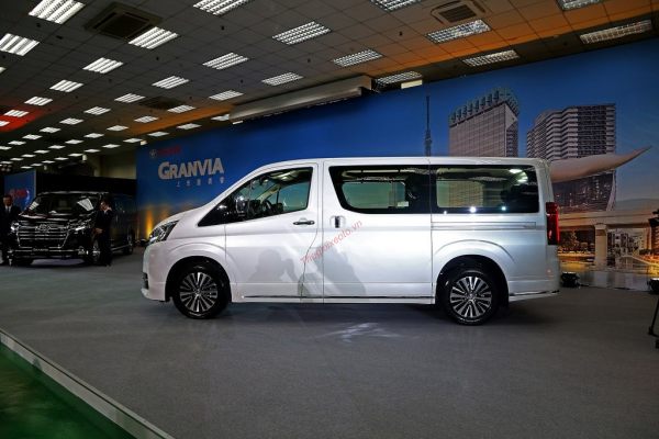 thân xe Toyota Granvia 2020