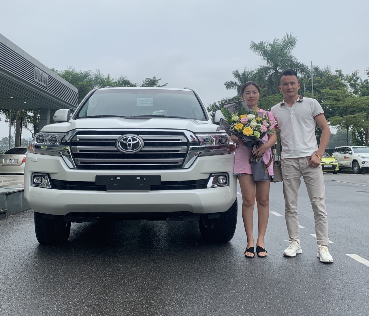 Chúc mừng các Anh Chị đã nhận xe mới Tháng 9 năm 2019. Chúc Anh Chị nhiều may mắn, thành công và lái xe an toàn ạ.