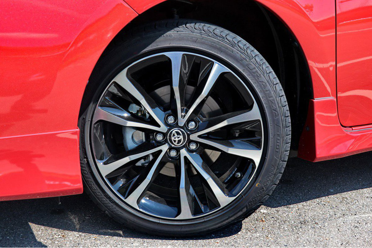 La-zăng trên Toyota Corolla Altis 2020 đều đã được làm lớn hơn với 2 tuỳ chọn 16-17 inch La-zăng trên Toyota Corolla Altis 2020 đều đã được làm lớn hơn với 2 tuỳ chọn 16-17 inch.