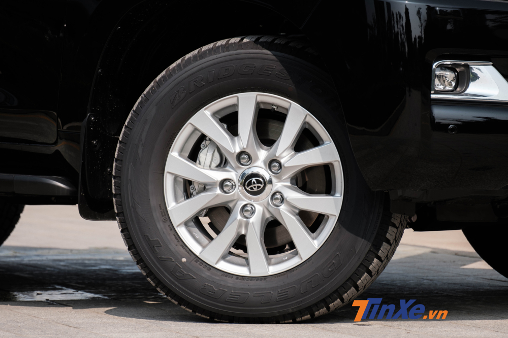 Mâm xe có kích thước 18 inch nhưng thiết kế chưa được bắt mắt lắm