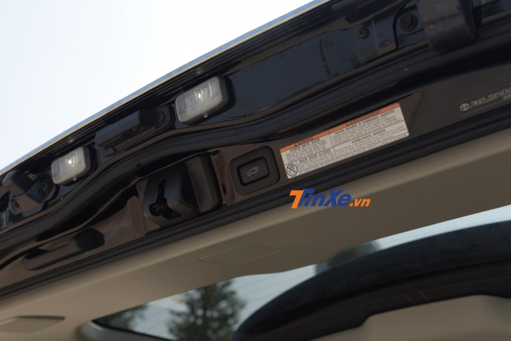 Cốp điện cũng là một tính năng mới trên Toyota Land Cruiser 2020
