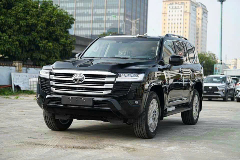 Toyota Land Cruiser 2023: Giá xe lăn bánh & đánh giá thông số kỹ thuật (10/2023)